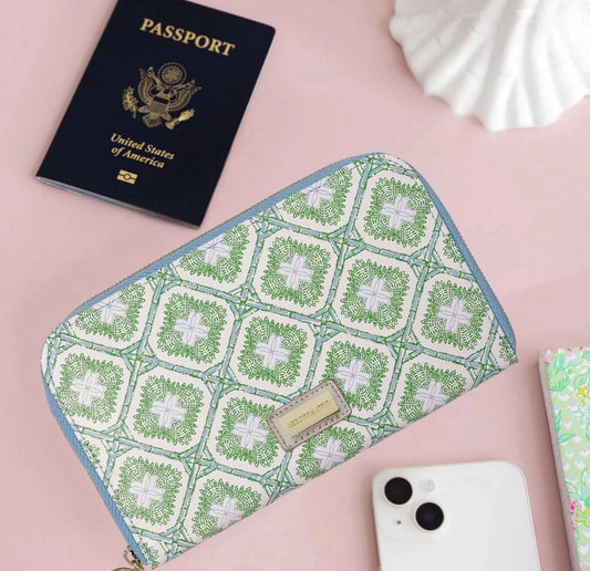 NWT Lilly Pulitzer Leatherette Travel Wallet for Women, Passport Holder